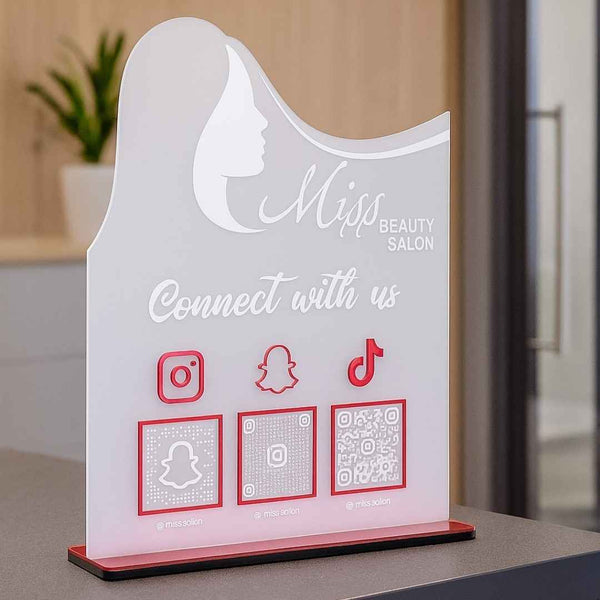 ستاند أكريليك لعرض أكواد QR للأعمال – تصميم قابل للتخصيص بالكامل